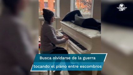 Mujer ucraniana dice adiós a su casa bombardeada con una última melodía