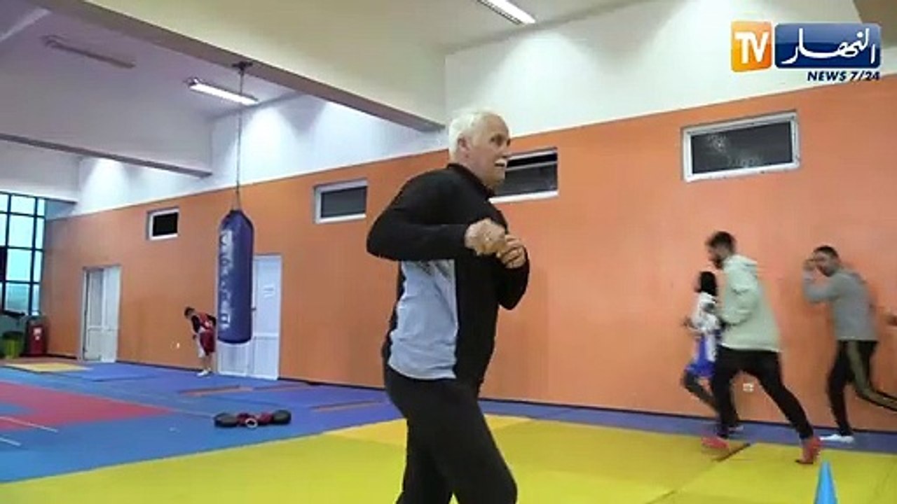 العم فزاز صاحب 60 سنة.. بالرغم من كبر سنه لا يزال يحافظ على لياقته البدنية