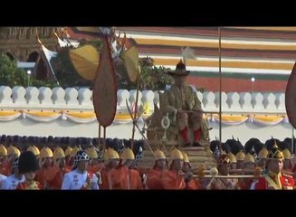 Raja Thailand diarak merentasi lautan manusia