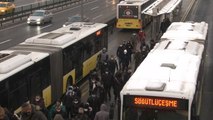 İstanbul’da kar tatili dönüşü vatandaşlar toplu taşıma araçlarına yöneldi