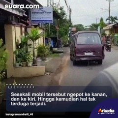 Mirip Adegan Film Komedi, Mobil Lawas Ngepot di Jalan, Satu Ban Belakang Lepas