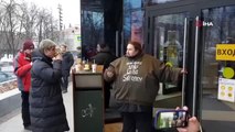 Ünlü Rus ressamın oğlu Luka Zatravkin kendisini Mc Donald's'ın kapılarına kelepçeledi