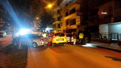 Park halindeki otomobile çarptı, aracı bırakıp kaçtı