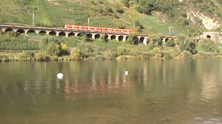 Züge und Schiffe auf und an der Mosel beim Pündericher Viadukt, SNCF Prima, BR185, 2x BR426