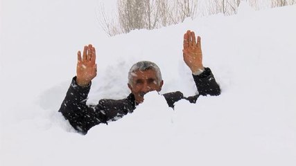 Muş'ta bir köy kara gömüldü; evlerden tünellerle çıkıyorlar