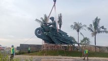 Jelang MotoGP, Patung Jokowi Naik Motor Dipasang di Pintu Masuk Sirkuit Mandalika