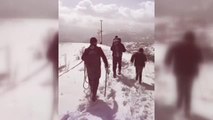 Buz tutan gölete düşen köpek donmak üzereyken kurtarıldı