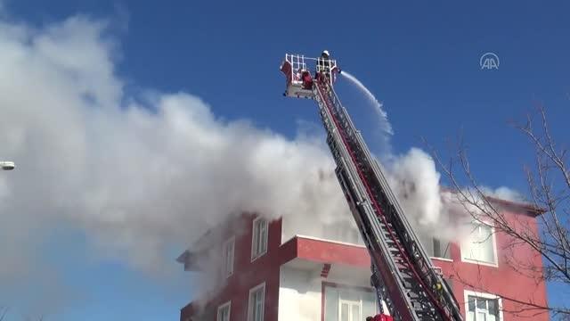 Son dakika... Yozgat'ta çıkan yangında 4 katlı binanın çatısı kullanılamaz hale geldi