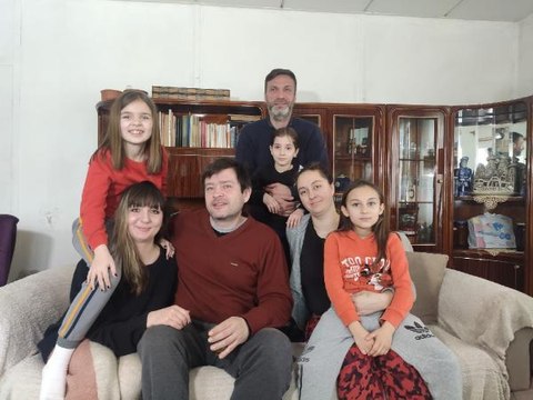 Son dakika haberi | /ek fotoğraflarla/ Ukrayna'dan Çatalca'ya bombalardan kaçış; Komşularını da getirdiler