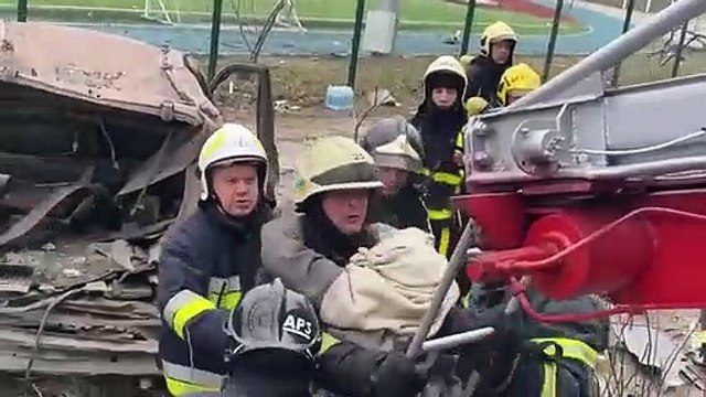 Forças russas atingem edifício residencial em Kyiv