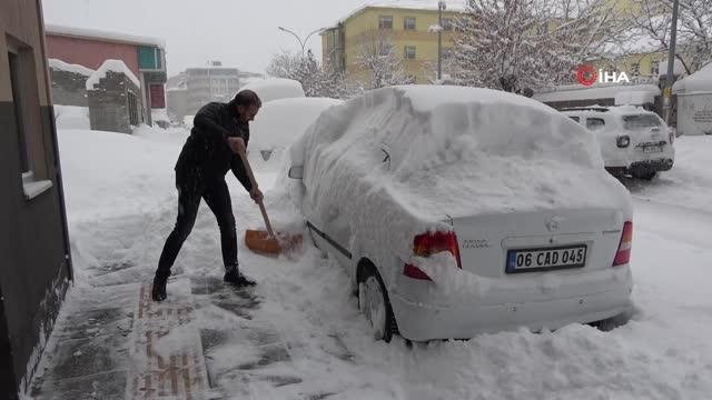 Araçlar kara gömüldü...Muş'ta 325 köy yolu ulaşıma kapandı