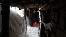 Muş kara gömüldü! Kazma küreklerle tünel kazarak ulaşım sağlıyorlar