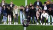 El Barça Femenino, ofreciendo el trofeo de Liga al Camp Nou / FCB