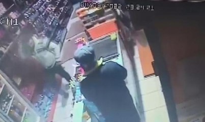 Laf attığı genç kızın dayısı deliye döndü, silah kabzasını tuttuğu gibi çocuğun kafasına geçirdi