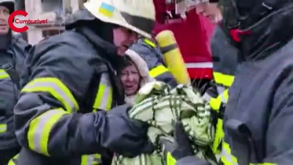 Rus birlikleri Kiev'de bir apartmanı vurdu: 2 kişi hayatını kaybetti