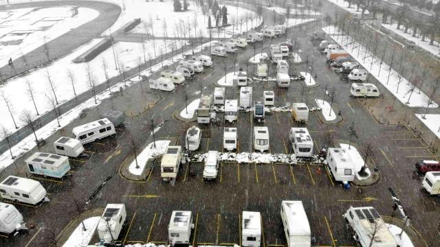 Maltepe sahilde kaldıkları karavanlarda karın keyfini çıkarıyorlar- Karlı havaya rağmen Maltepe sahilde karavanda kalanlar havadan görüntülendi