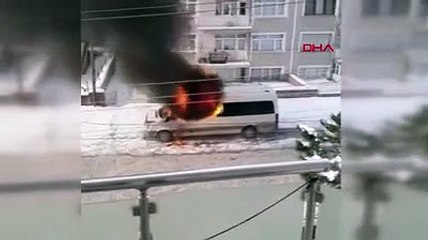 Park halindeki öğrenci servisi alev aldı; o anlar kamerada