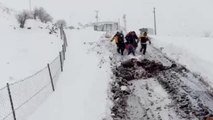 Yolu kapanan köydeki hasta, ekiplerin yardımıyla hastaneye ulaştırıldı