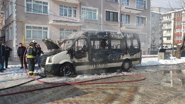Park halindeki öğrenci servisi alev aldı; o anlar kamerada