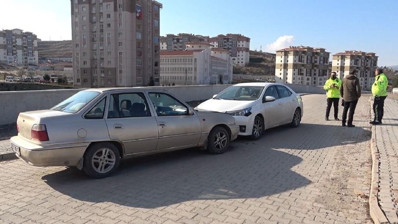 İki otomobil kafa kafaya çarpıştı: 2’si çocuk 4 yaralı