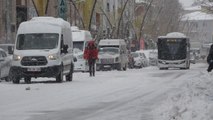 Mart ayının ortasında yağan kar 230 köy yolunu ulaşıma kapattı