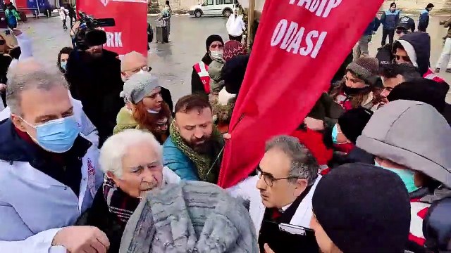 Taksim'de İstanbul Tabip Odası üyelerine polis müdahalesi
