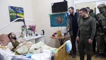 شاهد: الرئيس الأوكراني فولوديمير زيلينسكي يزور الجنود الجرحى في مستشفى عسكري
