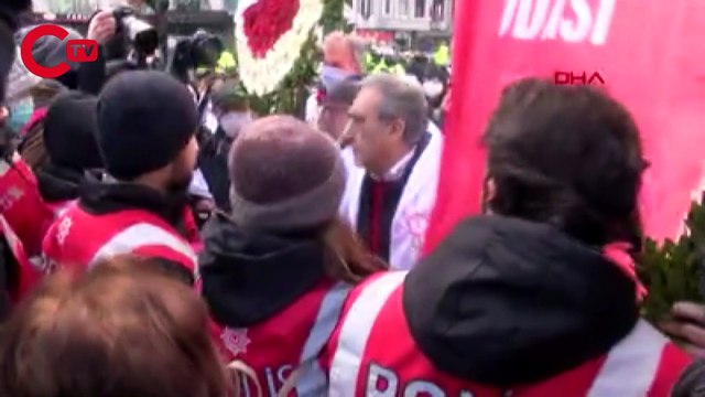 Taksim Meydanı'na çelenk bırakmak isteyen İstanbul Tabip Odası üyelerine polis müdahalesi