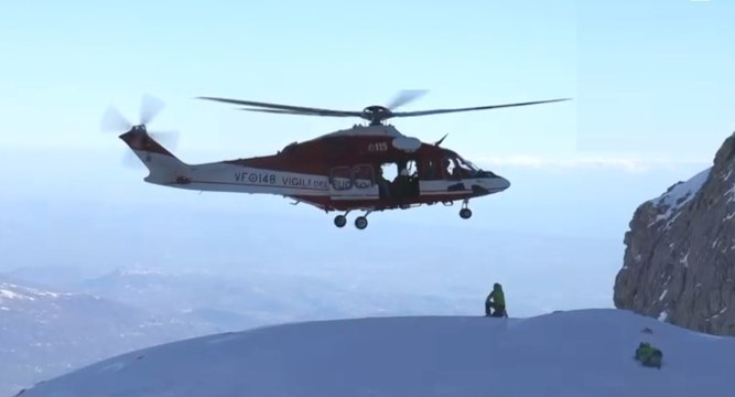 L'Aquila, raccolta di ghiaccio sul Gran Sasso per conservarlo in biblioteca Antartide (14.03.22)