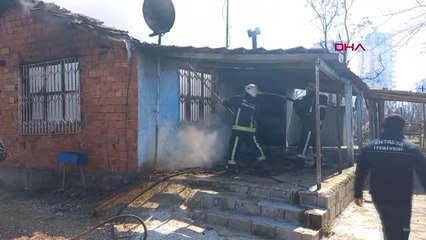 SOBADAN ÇIKAN YANGINDA GECEKONDU KULLANILMAZ HALE GELDİ