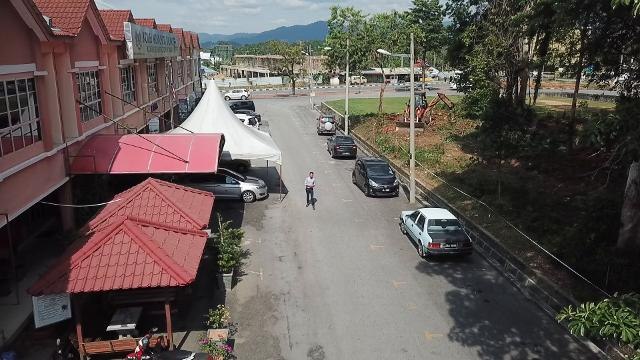 SUKSES: Pasukan Kolej Komuniti Baling tawar produk pastri berkualiti dan produk cenderahati berinovasi