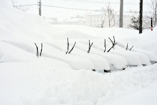 BİTLİS'TE KAR KALINLIĞI 2 METREYİ AŞTI; EV VE ARAÇLAR KARA GÖMÜLDÜ
