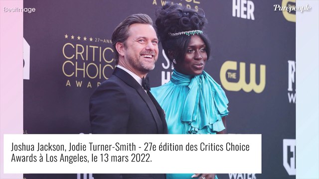 Halle Berry en corset au bras de son chéri, Kristen Stewart assortie à sa fiancée aux Critics Choice Awards