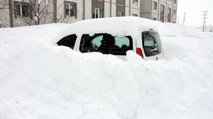 Bitlis’te kar kalınlığı 2 metreyi aştı: Ev ve araçlar kara gömüldü