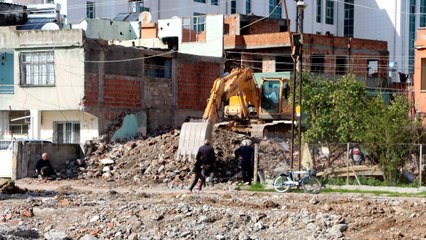 Adana’da ‘kentsel dönüşüm’ tepkisi: Tırnaklarımda daha kireçler duruyor