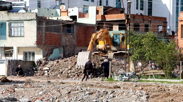 Adana’da ‘kentsel dönüşüm’ tepkisi: Tırnaklarımda daha kireçler duruyor
