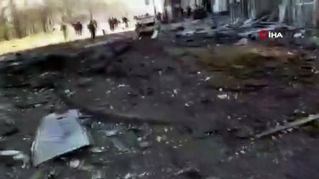 Ukrayna tarafından imha edilen Rus roketi, binaların üzerine düştü