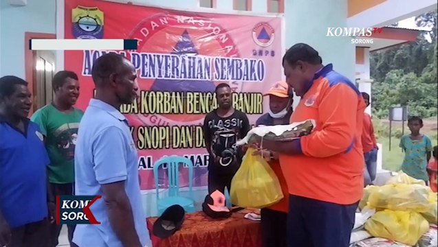 Pemkab Tambrauw Bagikan 500 Paket Sembako Bagi Warga Terdampak Banjir