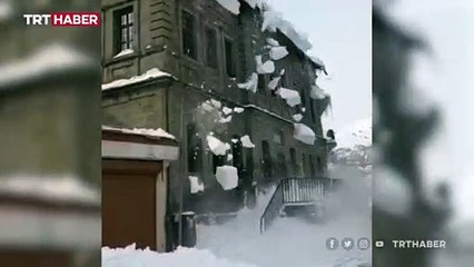 Çatıdan düşen kar kütlesi demir korkulukları yerinden söktü