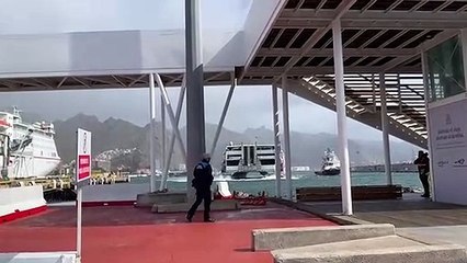 El fuerte oleaje complica el atraque del Armas en Santa Cruz