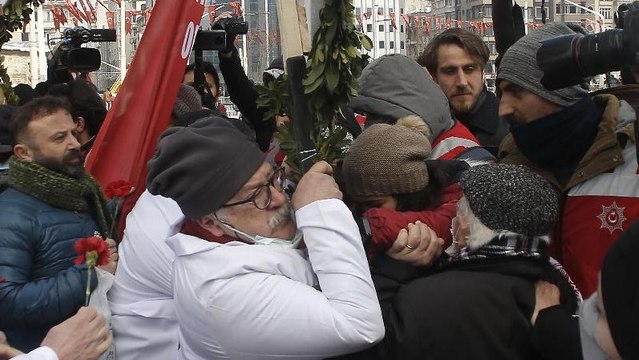 Doktordan polise isyan: Ananızı, babanızı tedavi ettik, yapmayın Allah aşkına