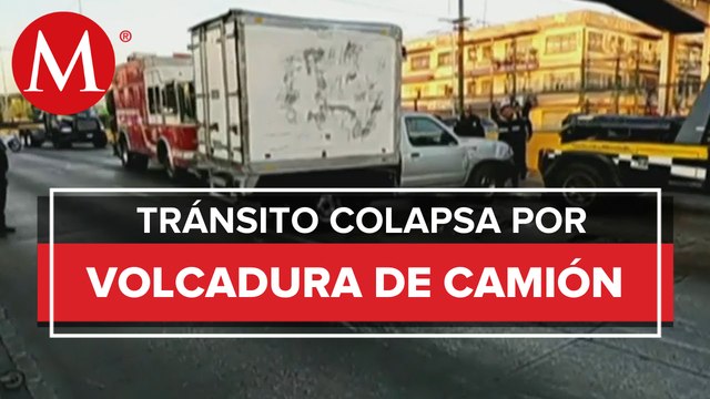 Vuelca camión de carga en CdMx por exceso de velocidad