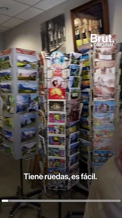 Con 102 años, Henriette aún trabaja en su tienda de 1948