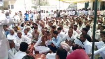 Farmers standing at Nohar subdivision office of Hanumangarh district