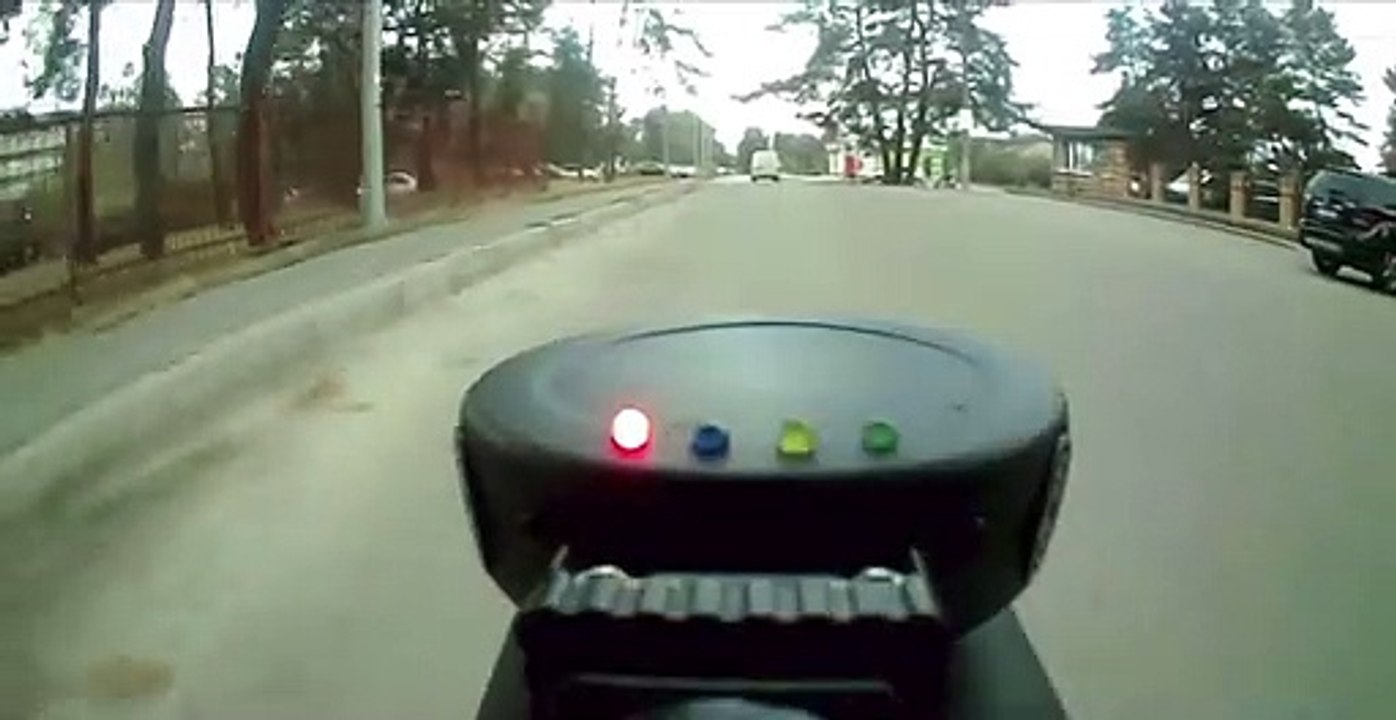 Ce cycliste est obligé d'utiliser un dispositif ultrasons pour repousser les chiens errants dans son quartier