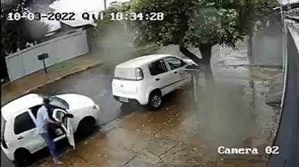 Vídeo: homem tenta furtar combustível de carro estacionado
