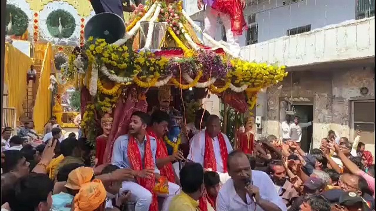 दरबार से बाहर आए श्याम सरकार, 10 लाख श्रद्धालुओ...