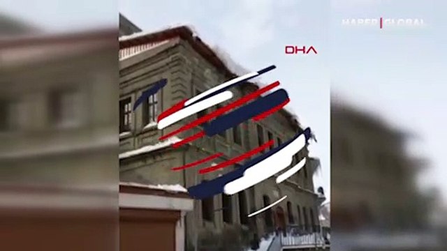 Kar yığınları çığ gibi düştü! Korku dolu anlar kamerada