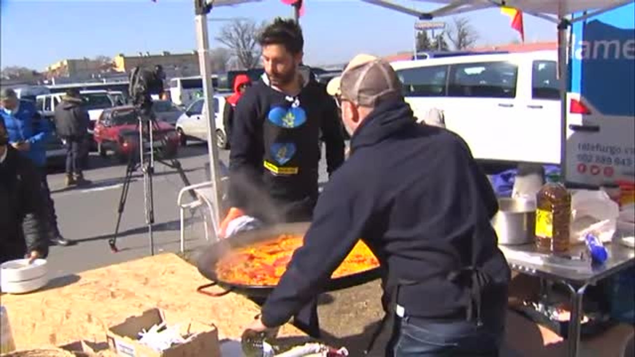 Raciones de paella para los refugiados ucranianos en la frontera polaca