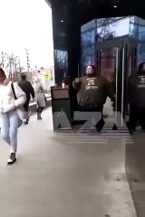 Un Russe se menotte aux portes d'entrée d'un McDonald’s pour protester contre la fermeture définitive